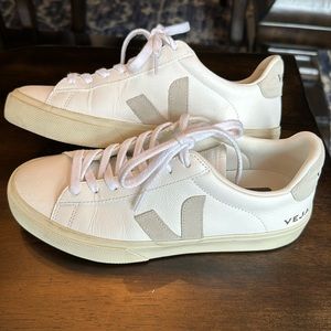 👟VEJA White Leather low top sneakers White leather neutral suede logo size 8